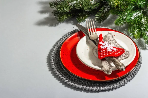 Christmas Table Setting Red Ceramic Plate Vintage Cutlery Fir Tree — Stock Photo, Image