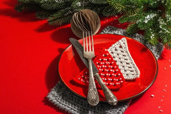 Served Christmas Table Setting Red Tones Vintage Cutlery Evergreen Branches — Stock Photo, Image