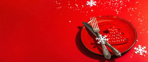 Serviert Weihnachtstisch Roten Tönen Mit Vintage Besteck Gehäkelte Tanne Kunstschnee — Stockfoto