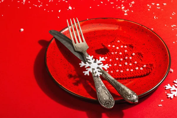 Serviert Weihnachtstisch Roten Tönen Mit Vintage Besteck Gehäkelte Tanne Kunstschnee — Stockfoto