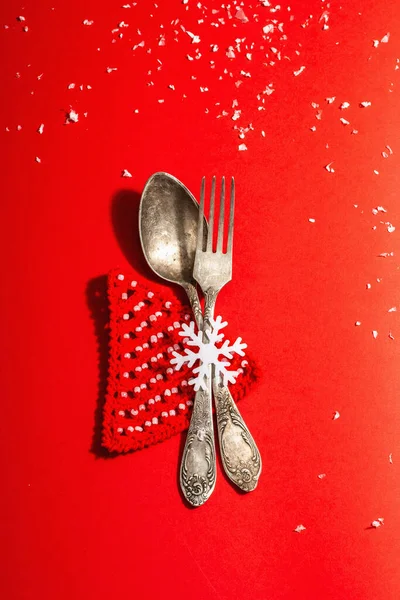 ヴィンテージカトラリーの赤いトーンでクリスマステーブルの設定 お祭りの新年の装飾 カードテンプレート 現代のハードライト 暗い影 フラットレイアウト 赤の背景 トップビュー — ストック写真