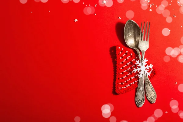 ヴィンテージカトラリーの赤いトーンでクリスマステーブルの設定 お祭りの新年の装飾 カードテンプレート 現代のハードライト 暗い影 フラットレイアウト 赤の背景 トップビュー — ストック写真
