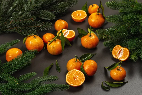 Mandarinen Orangen Mandarinen Clementinen Zitrusfrüchte Mit Blättern Und Tannenzweigen Schwarzer — Stockfoto
