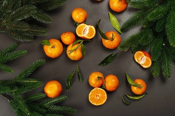 Mandarinen Orangen Mandarinen Clementinen Zitrusfrüchte Mit Blättern Und Tannenzweigen Schwarzer — Stockfoto