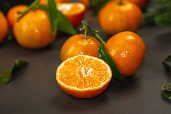 Mandarinen Orangen Mandarinen Clementinen Zitrusfrüchte Mit Blättern Und Tannenzweigen Schwarzer — Stockfoto