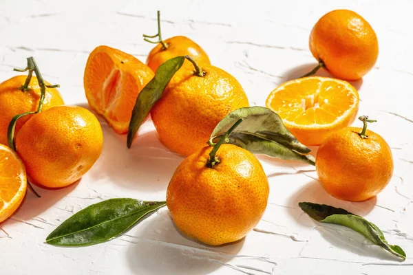 Mandarinen Orangen Mandarinen Clementinen Zitrusfrüchte Mit Grünen Blättern Modernes Hartes — Stockfoto