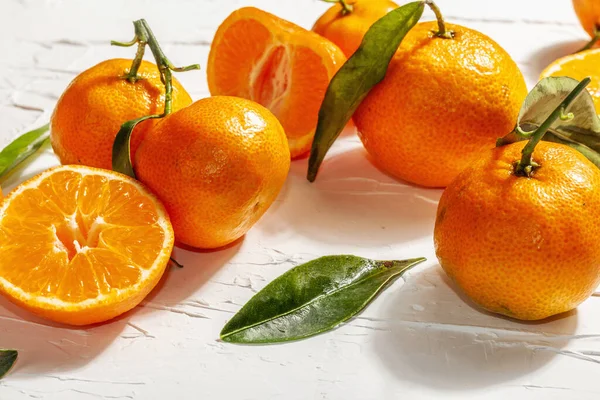 Mandarinen Orangen Mandarinen Clementinen Zitrusfrüchte Mit Grünen Blättern Modernes Hartes — Stockfoto
