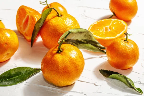 Mandarinen Orangen Mandarinen Clementinen Zitrusfrüchte Mit Grünen Blättern Modernes Hartes — Stockfoto