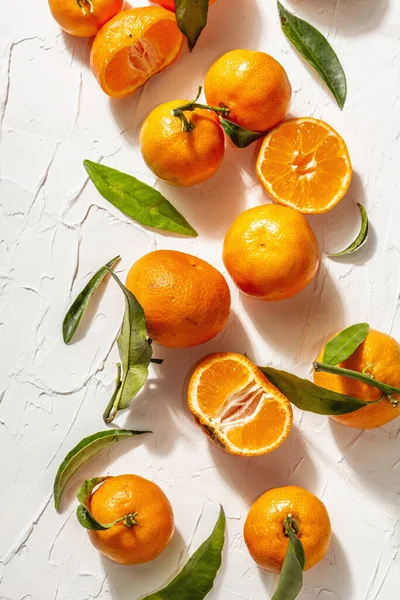 Mandarinen Orangen Mandarinen Clementinen Zitrusfrüchte Mit Grünen Blättern Modernes Hartes — Stockfoto