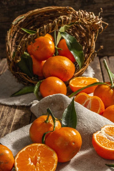 Mandarinen Fallen Aus Dem Korb Orangen Mandarinen Clementinen Zitrusfrüchte Mit — Stockfoto