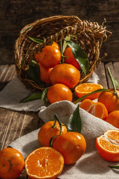 Mandarinen Fallen Aus Dem Korb Orangen Mandarinen Clementinen Zitrusfrüchte Mit — Stockfoto
