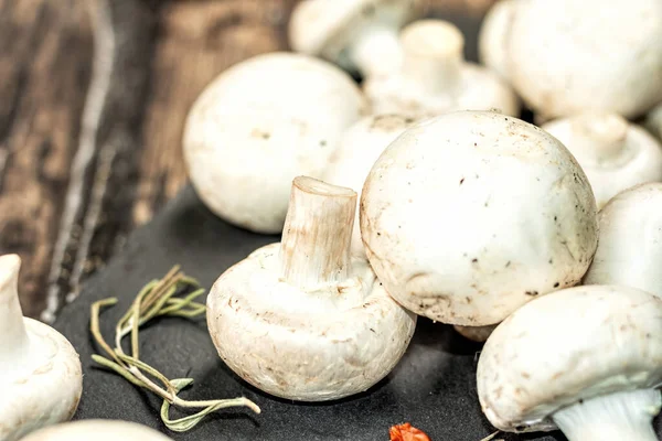 Frische Champignons Mit Gewürzen Und Kräutern Rohstoff Zum Kochen Von — Stockfoto