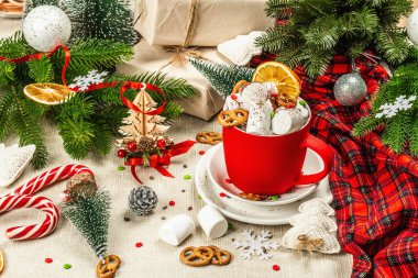 Sıcak kakao ya da şekerli çikolata. Geleneksel Noel dekorasyonu, yeni yıl şenlik düzenlemesi. Samimiyet ve iyi ruh hali kavramı, kopyalama alanı