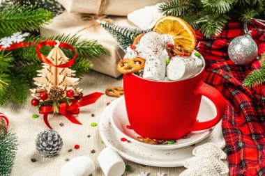 Sıcak kakao ya da şekerli çikolata. Geleneksel Noel dekorasyonu, yeni yıl şenlik düzenlemesi. Samimiyet ve iyi ruh hali kavramı, yakın çekim.