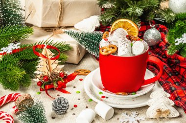 Sıcak kakao ya da şekerli çikolata. Geleneksel Noel dekorasyonu, yeni yıl şenlik düzenlemesi. Samimiyet ve iyi ruh hali kavramı, kopyalama alanı