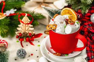 Sıcak kakao ya da şekerli çikolata. Geleneksel Noel dekorasyonu, yeni yıl şenlik düzenlemesi. Samimiyet ve iyi ruh hali kavramı, yakın çekim.