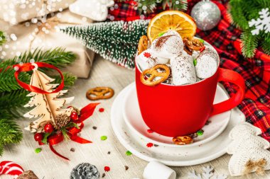 Sıcak kakao ya da şekerli çikolata. Geleneksel Noel dekorasyonu, yeni yıl şenlik düzenlemesi. Samimiyet ve iyi ruh hali kavramı, kopyalama alanı