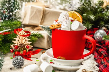 Sıcak kakao ya da şekerli çikolata. Geleneksel Noel dekorasyonu, yeni yıl şenlik düzenlemesi. Samimiyet ve iyi ruh hali kavramı, kopyalama alanı