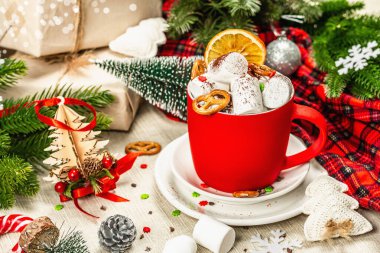 Sıcak kakao ya da şekerli çikolata. Geleneksel Noel dekorasyonu, yeni yıl şenlik düzenlemesi. Samimiyet ve iyi ruh hali kavramı, kopyalama alanı