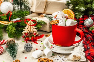 Sıcak kakao ya da şekerli çikolata. Geleneksel Noel dekorasyonu, yeni yıl şenlik düzenlemesi. Samimiyet ve iyi ruh hali kavramı, kopyalama alanı
