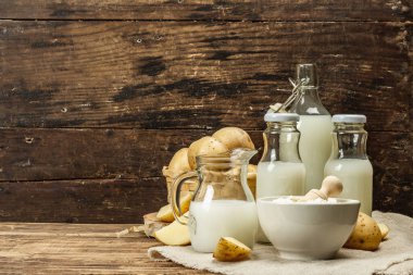 Alternatif patates sütü, güncel sütsüz içecek. Laktozsuz vejetaryen bitki içeceği, sebze ve kuru toz. Ahşap arkaplan, kopyalama alanı