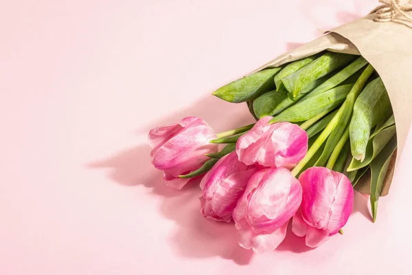 Frische Blütenkomposition Ein Strauß Rosa Tulpen Isoliert Auf Rosa Hintergrund — Stockfoto