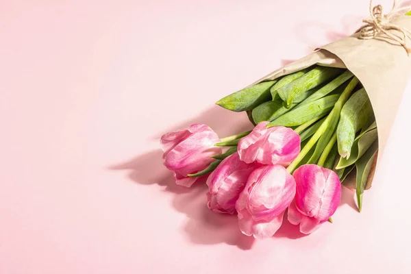Friss Virág Összetétele Egy Csokor Rózsaszín Tulipán Elszigetelt Rózsa Háttér — Stock Fotó