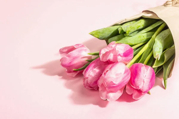 新鮮な花構成 ピンクのチューリップの花束は バラの背景に隔離されています 国際女性 バレンタイン または母の日 結婚式の挨拶の概念 コピースペース — ストック写真