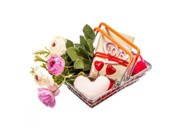 Bahar indirimi kavramı beyaz arka planda izole edilmiş. İçinde bayram hediyeleri ve geleneksel Sevgililer Günü dekoru olan alışveriş sepeti. Modaya uygun sert ışık, karanlık gölge. Düz yatış, model, şablon