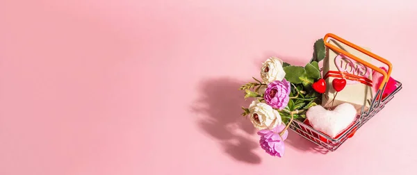 Tavaszi Eladó Koncepció Elszigetelt Rózsaszín Háttér Bevásárlókosár Ünnepi Ajándékokkal Hagyományos — Stock Fotó
