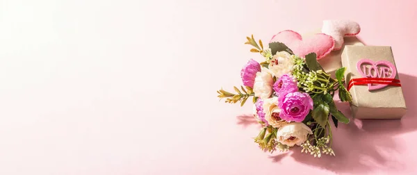 Tavaszi Ajándék Készlet Ajándékdoboz Virágcsokor Ünnepi Dekoráció Valentin Nap Vagy — Stock Fotó