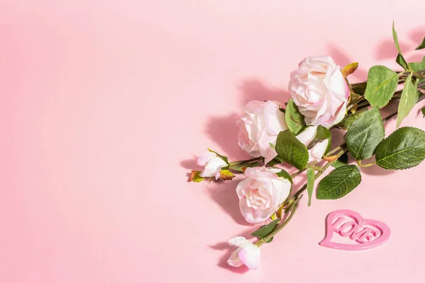 Virágzó Rózsák Egy Ágon Egy Szív Szerelem Szóval Valentin Nap — Stock Fotó