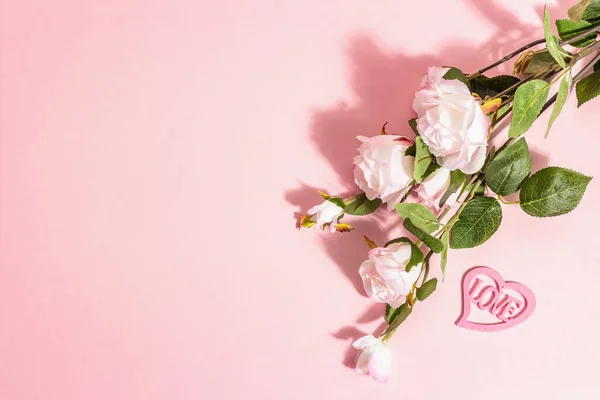 Blomstrende Roser Gren Hjerte Med Ordet Kærlighed Valentinsdag Eller Bryllup - Stock-foto