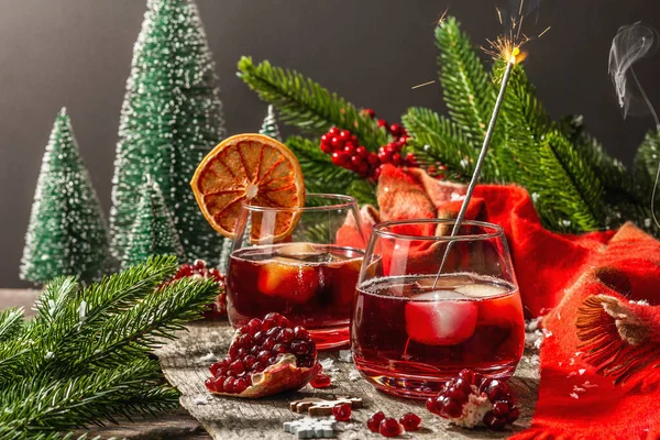 Alacsony Alkoholtartalmú Koktél Gyümölcssziruppal Jéggel Fényes Csillagszórók Hagyományos Karácsonyi Dekoráció — Stock Fotó