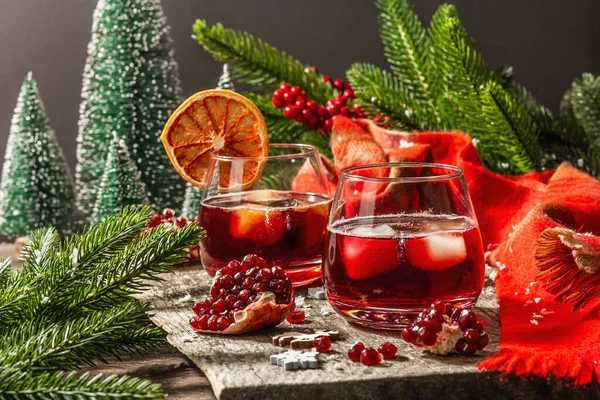 Lage Alcoholische Cocktail Met Fruitsiroop Ijs Heldere Sterretjes Traditioneel Kerstdecor — Stockfoto