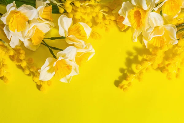 Spring Flad Med Traditionelle Blomster Lyse Gule Baggrund Påskekortkoncept Trendy - Stock-foto