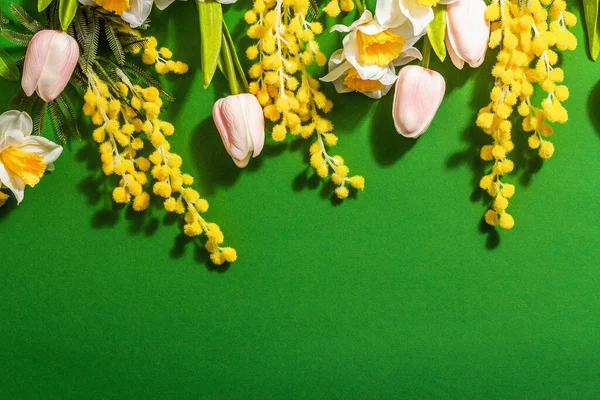 緑の背景に伝統的な春の花とお祭りの花の背景 母と女の日 イースターのコンセプト フラットレイアウト コピースペース トップビュー — ストック写真