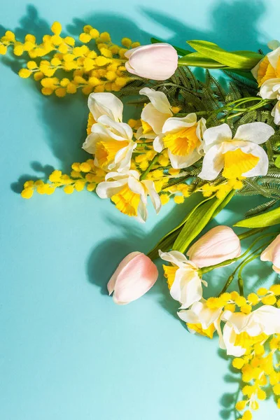 꽃들은 배경에서 부활절 컨셉트 발렌틴 어머니 위에서 — 스톡 사진