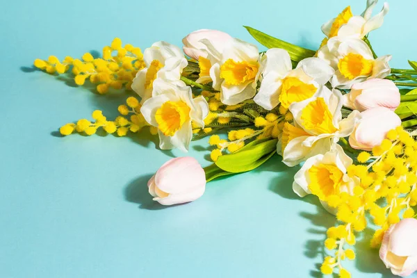 Composición Flores Primavera Aislada Sobre Fondo Azul Feliz Pascua Concepto — Foto de Stock