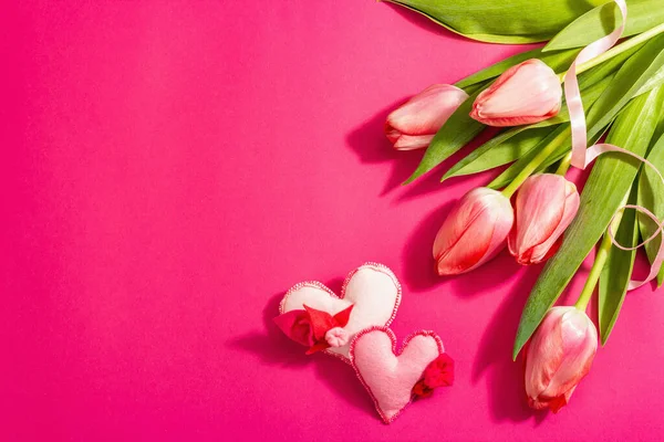 问候语概念花卉的组成 一束粉红色的郁金香 国际妇女日 情人节 或母亲节 洋红色背景 — 图库照片
