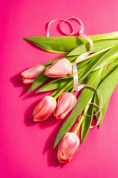 新鲜的花的组成 一束粉红色的郁金香 隔离在洋红色的背景 问候概念 国际妇女日 情人节或母亲节 — 图库照片
