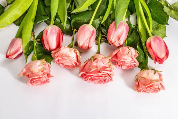 Bouquet Friske Sarte Roser Tulipaner Isoleret Hvid Baggrund Romantisk Gavekoncept - Stock-foto