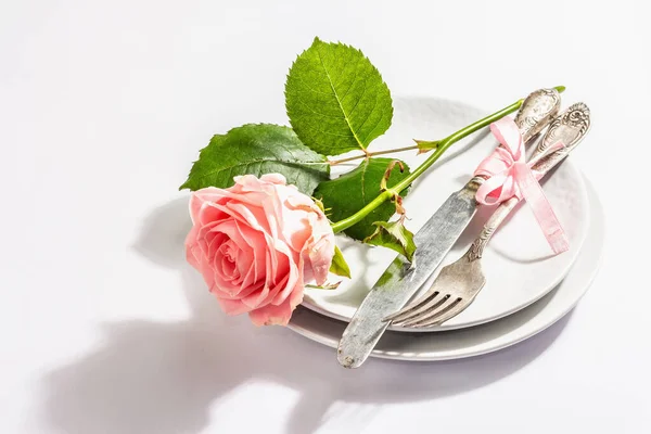 Romantisk Middagsbord Isoleret Hvid Baggrund Kærlighedskoncept Til Valentinsdag Eller Mors - Stock-foto
