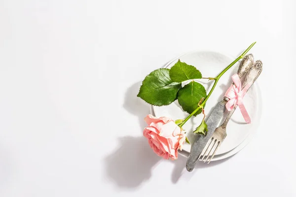 Romantisk Middagsbord Isoleret Hvid Baggrund Kærlighedskoncept Til Valentinsdag Eller Mors - Stock-foto