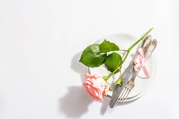 ロマンチックなディナーテーブルの白い背景に隔離された バレンタインや母の日 結婚式のカトラリーのための愛の概念 繊細なピンクのバラ テーブルセッティング — ストック写真