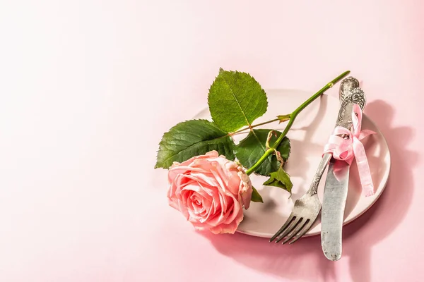 バラの背景に孤立ロマンチックなディナーテーブル バレンタインや母の日 結婚式のカトラリーのための愛の概念 繊細なピンクのバラ テーブルセッティング — ストック写真