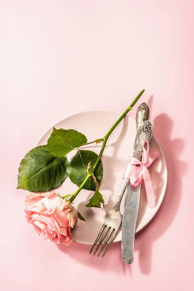 Romantisk Middagsbord Isoleret Rosenbaggrund Kærlighedskoncept Til Valentinsdag Eller Mors Dag - Stock-foto
