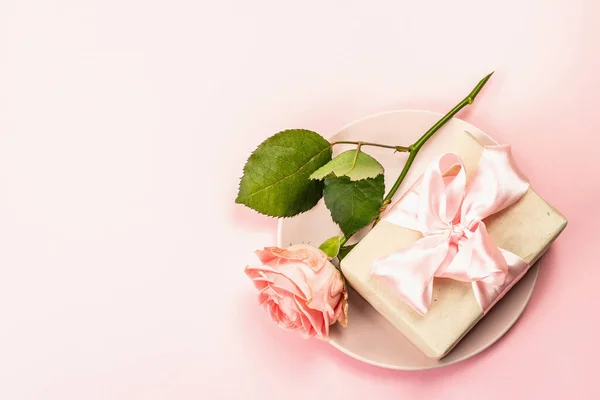 バラの背景に孤立ロマンチックなディナーテーブル バレンタインや母の日 結婚式のカトラリーのための愛の概念 繊細なピンクのバラ 包まれたギフト テーブルセッティング トップビュー — ストック写真
