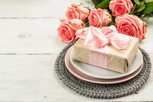 Romantisk Middagsbord Hvid Træbaggrund Kærlighedskoncept Til Valentinsdag Eller Mors Dag - Stock-foto