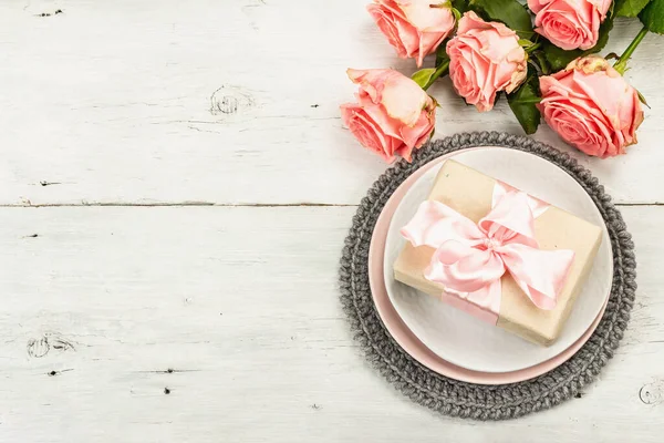 Romantisk Middagsbord Hvid Træbaggrund Kærlighedskoncept Til Valentinsdag Eller Mors Dag - Stock-foto